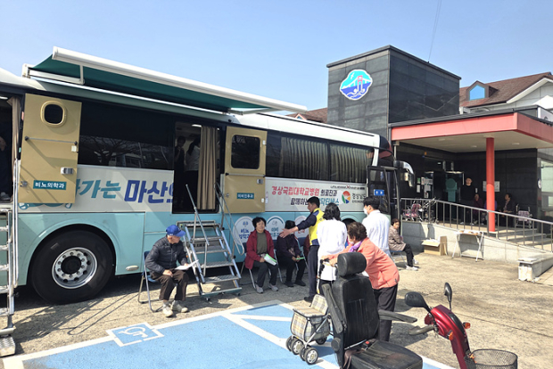 의료취약지역 주민들이 안과·이비인후과·비뇨의학과 전문검진을 받기 위해 ‘경남 닥터버스’에 오르고 있다./사진=경남도