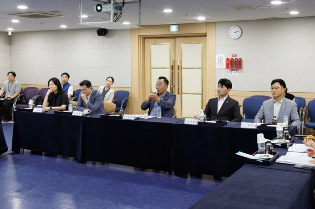 행정복지위원회 위원들이 병원 및 요양원 운영 현황을 청취하고 있다.