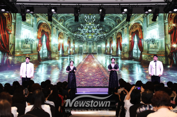 2일 김해롯데호텔앤리조트에서 열린 ‘2026년 양성평등주간 기념식’ 사전행사에서 축하공연이 펼쳐지고 있다./사진=김국진 기자