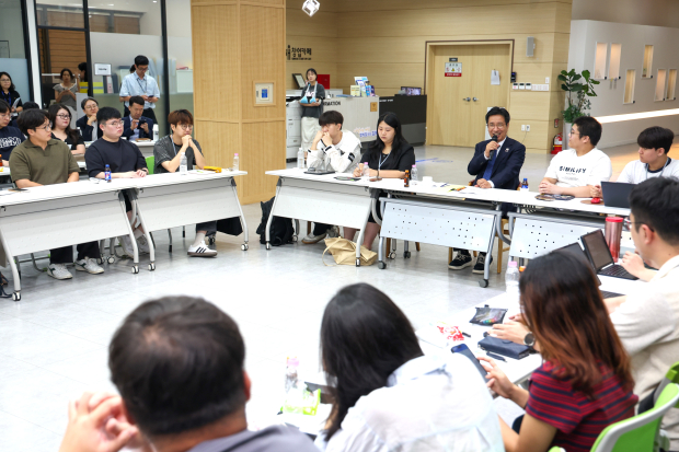 정영두 김해시장이 지난 1일 김해시 창업카페에서 열린 ‘김해 청년정책 톡톡’에서 김해청년학교 글로컬 리더스쿨 수강생들과 지역 현안과 청년정책에 대해 대화를 나누고 있다./사진=김해시