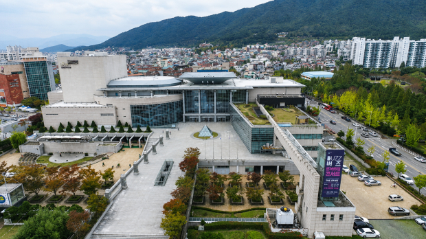 김해문화의전당 야외공간/사진=김해시