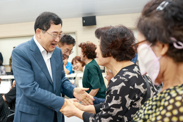 주낙영 경주시장이 ‘통합 황오동 1주년 맞이 마을 대토론회’에 참석한 주민들과 인사를 나누고 있다.