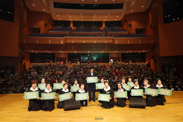 나동연 양산시장과 양산시여성단체협의회 회원, 시민들이 지난 2일 양산문화예술회관에서 열린 ‘2026년 양성평등주간 기념행사’에서 성평등 문화 확산을 다짐하고 있다./사진=양산시