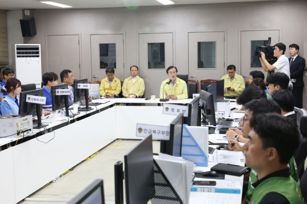 전재수 부산시장이 3일 오전 시청 재난안전대책본부에서 예인선 전복·침몰사고 관련 대책회의를 주재하고 있다. (사진/부산시 제공)