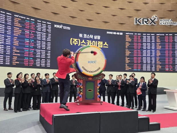 4일 서울 여의도 한국거래소에서 열린 스카이랩스 코스닥 상장식에서 이병환 대표이사(앞줄 가운데)와 임직원들이 상장을 축하하는 타북 행사를 진행하고 있다.]