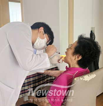 방문 구강 관리사업(사진 / 충주시 제공)