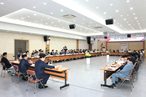 4일 양산시청 대회의실에서 열린 국회의원·도시의원 초청 시정간담회에서 참석자들이 지역 주요 현안과 국·도비 확보 방안을 논의하고 있다./사진=양산시