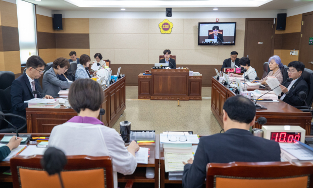 인천시의회 교육위원회 회의 장면