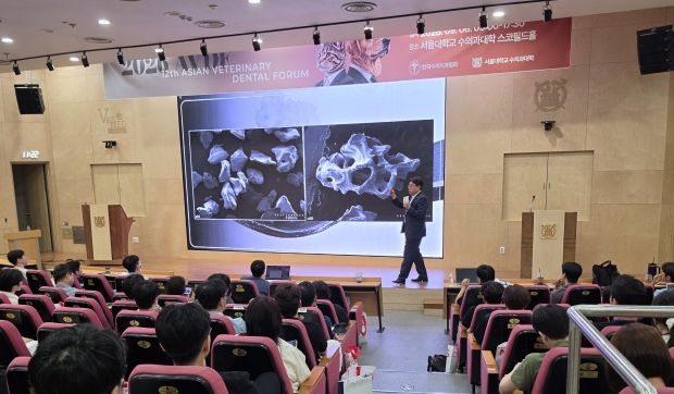나이벡이 6일 서울대학교 수의과대학에서 열린 ‘제12회 아시아수의치과포럼(AVDF 2026)’에 참가한 가운데, 동물치과병원 메이 권대현 원장이 나이벡의 동물 치과용 조직재생 바이오소재 ‘펫가이드(PETGIDE)’와 ‘펫게인(PETGAIN)’의 특성과 임상 활용 사례를 소개하고 있다.
