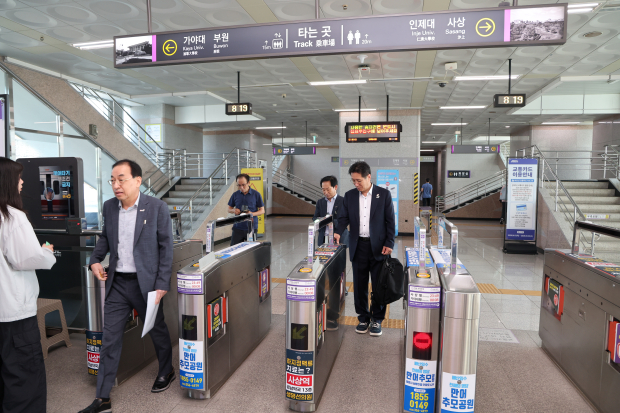 정영두 김해시장이 푸른 하늘의 날인 7일 ‘오늘은 대중교통 타이소’ 캠페인에 참여해 경전철 개찰구를 통과하며 대중교통 이용을 실천하고 있다./사진=김해시