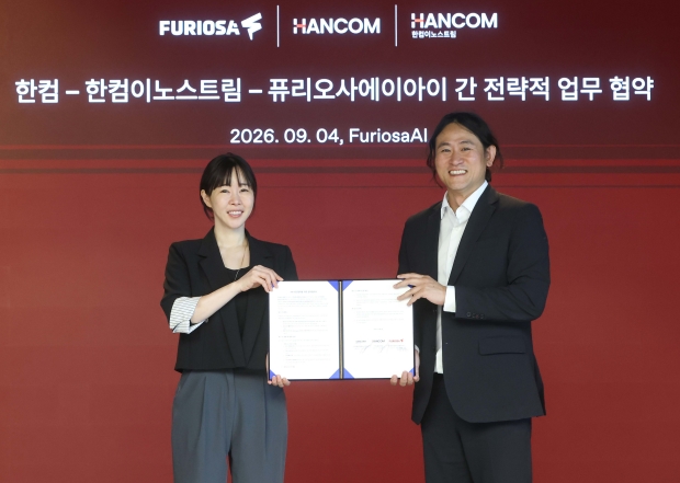 김연수 한컴 대표(사진 왼쪽)와 백준호 퓨리오사AI 대표가 기념 촬영을 하고 있다