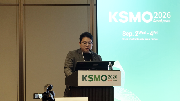 김현종 화순전남대학교병원 교수가 대한종양내과학회 국제학술대회(KSMO 2026)에서 VCB-1102를 활용한 연구 결과를 발표하고 있다