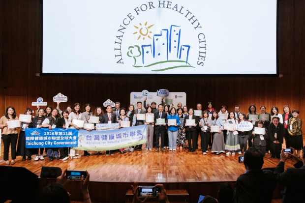호주 시드니에서 열린 제11차 서태평양지역 건강도시연맹(AFHC) 세계총회에서 건강도시상을 받은 김해시 등 수상도시 관계자들이 기념촬영을 하고 있다./사진=김해시
