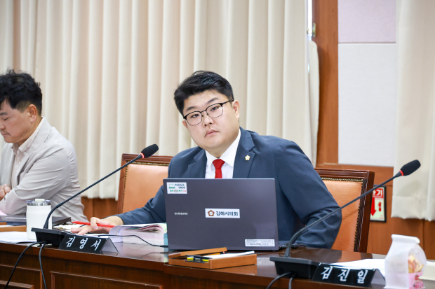 김해시의회 김영서 의원이 2026년도 제1회 추가경정예산안 심사에서 김해시 민생경제지원금의 정책 효과와 재정건전성에 대해 질의하고 있다./사진=김해시의회