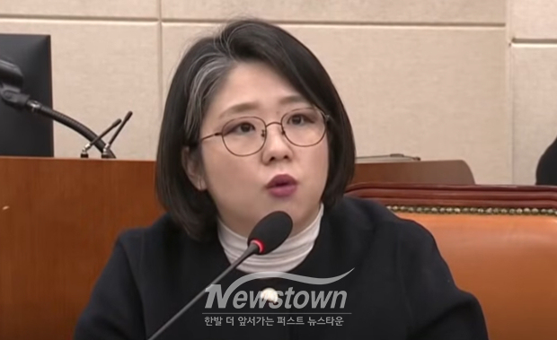 비례대표 의원직 사퇴 거부, 신혼여행비 모금, 공항 귀빈실 불법 이용, 기본소득당 지구당 사무실 불법 등록 및 가족과 지인 채용 특혜, 의정활동 태도 논란까지 일면서 국민 72%가 임명 반대 의사(팬앤마이크 조사)를 보이는 용혜인 성평등가족부 장관 후보자/YTN 화면 캡처