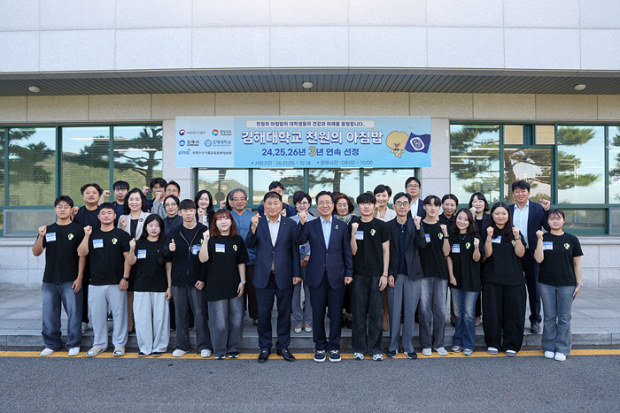 정영두 김해시장이 10일 김해대학교 학생식당에서 대학생들과 ‘천원의 아침밥’을 함께 먹으며 사업에 대한 의견을 듣고 있다./사진=김해시