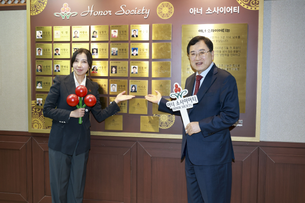 주낙영 경주시장과 이시은 ㈜맷돌순두부 대표가 지난 9일 경주시청에서 열린 아너 소사이어티 회원 가입식에서 기념촬영을 하고 있다