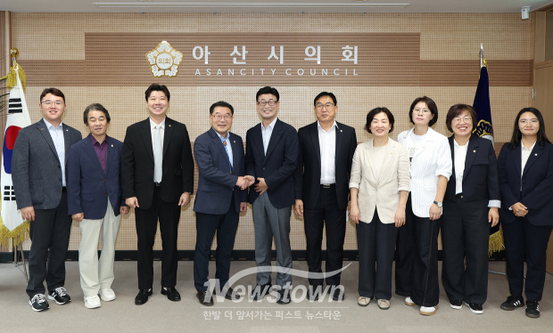 아산시의회가 9월 10일 의장실에서 대구 달서구의회 경제도시위원회와 간담회를 갖고 청사 견학 및 의정 교류 시간을 가졌다.(사진 / 아산시의회 제공)