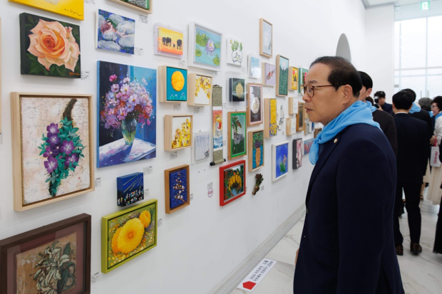 박병권 부천시의장이 전시작품을 둘러보고 있다. 