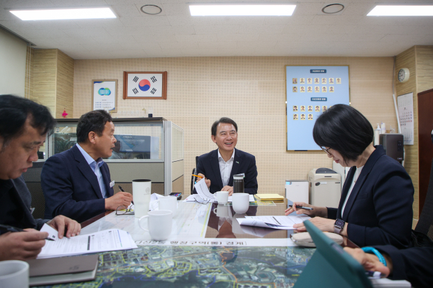 최현덕 시장이 다산2동 현장시장실에서 지역 현황과 주요 현안을 보고받고 있다.