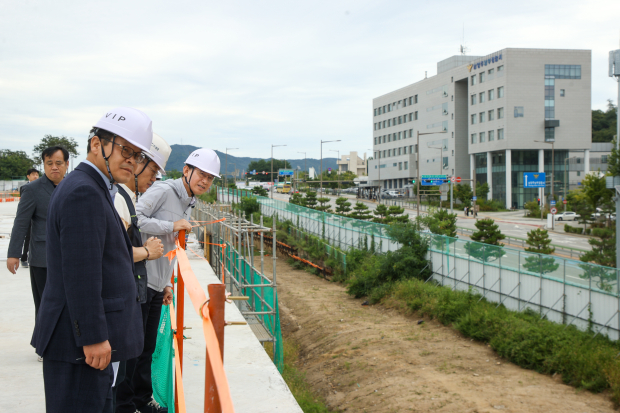 최현덕 시장이 다산동 경의중앙선 철도복개 사업 현장을 방문했다.