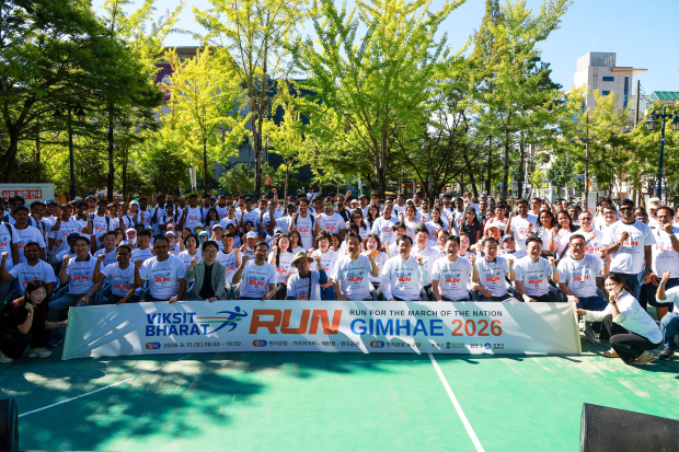 12일 김해 연지공원에서 열린 ‘Viksit Bharat Run 2026’ 참가자들이 힘찬 출발을 다짐하며 기념촬영을 하고 있다./사진=김해시