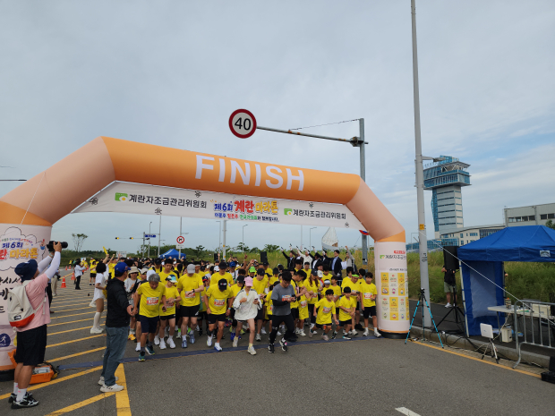 마라톤 참가 선수들이 출발을 하고 있다.