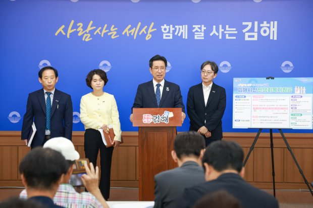 정영두 김해시장이 14일 시청 프레스센터에서 모든 시민에게 1인당 10만원을 지급하는 ‘김해시민 민생회복지원금’ 지급 계획을 발표하고 있다./사진=김해시