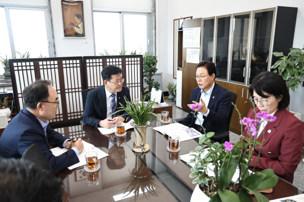 박완수 경남도지사가 14일 김정호 국회 기후에너지환경노동위원장(왼쪽 두번째)을 만나 발전공기업 통합본사 유치와 신규 양수발전 확대 등 경남의 주요 현안을 설명하고 있다./사진=경남도