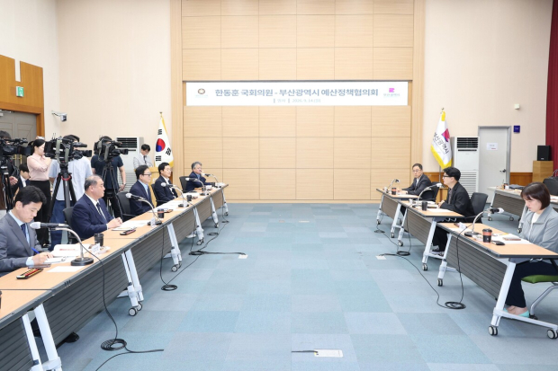 한동훈 의원(오른쪽 가운데)과 오석근 부산시 미래혁신부시장(왼쪽 가운데)이 14일 부산시청에서 정책협의회를 열고, 부산 주요 현안에 대해 논의하고 있다. 부산시 제공