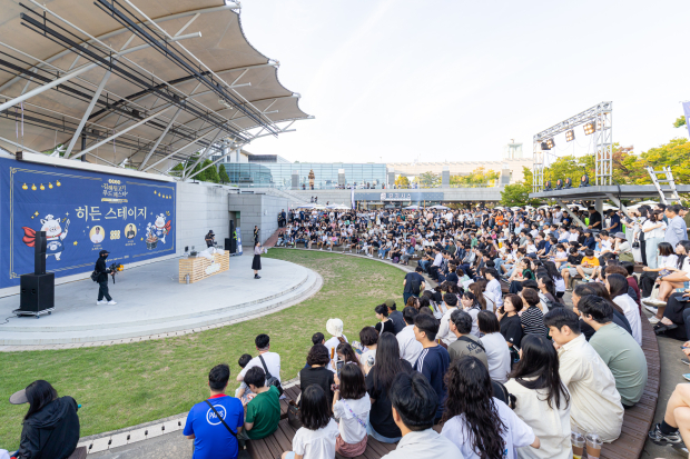지난 12일부터 13일까지 김해문화의전당 야외 일원에서 열린 ‘2026 김해뒷고기푸드페스타’에서 관람객들이 유명 셰프의 요리 시연을 지켜보고 있다./사진=김해시