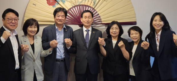국민의힘 소속 강무길 의장과 민주당 소속 부산시원들이 분기마다 만나 이견을 조율하고 공동 해법을 찾기로 했다. 왼쪽부터 민주당 라기오, 최은영 의원, 한갑용 원내대표, 강무길 의장, 박정순, 김태희, 김정원 의원이 협치를 다짐하며 기념촬영을 하고 있다. (사진/부산시의회 제공)