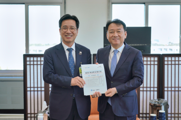 정영두 김해시장(왼쪽)이 지난 15일 국회에서 이광재 예산결산특별위원장을 만나 2027년도 국비 증액과 지역 현안사업 지원을 건의한 뒤 기념촬영을 하고 있다./사진=김해시