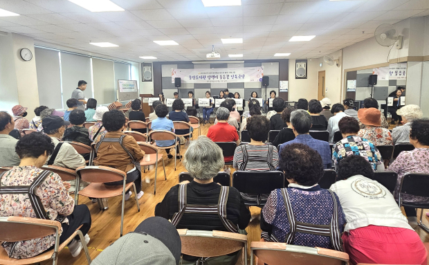 양산시립중앙도서관 음악낭독극 독서동아리 ‘담쟁이 웃음꽃’ 단원들이 지역 주민을 대상으로 찾아가는 재능기부 공연을 펼치고 있다./사진=양산시