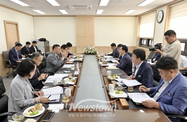 공주시가 9월 17일 오전 시청 상황실에서 열린 조찬 간담회에서 최원철 공주시장이 지역 발전을 견인할 총 14개의 핵심 현안 사업을 브리핑하고 충청남도의 전폭적인 지원을 강력히 건의했다.(사진 / 공주시 제공)