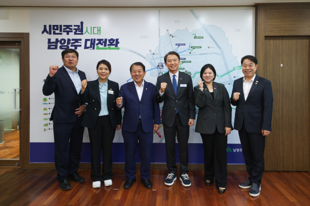 (좌측 두 번째부터) 손정자 시의원, 김병주 국회의원, 최현덕 시장, 김수연 시의원, 최문광 시의원