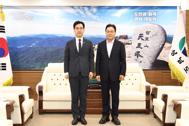 21일 경남도청에서 김민재 행정안전부 차관(왼쪽)과 박완수 경남도지사가 미래대응기금 도입에 따른 지방재정 영향과 재정분권 방안을 논의한 뒤 기념촬영을 하고 있다. /사진=경남도