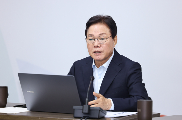 박완수 경상남도지사가 21일 도청 도정회의실에서 열린 실국본부장회의를 주재하며 중국 출장 성과의 후속조치와 피지컬AI 육성, 추석 민생·안전대책, 북극항로·항만 현안 등을 점검하고 있다. /사진=경남도