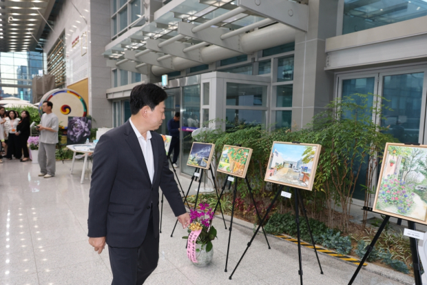참여 여성기업인들의 활동 결과물이 전시된 솔라갤러리 라운딩을 하고 있는 박용선 포항시장.