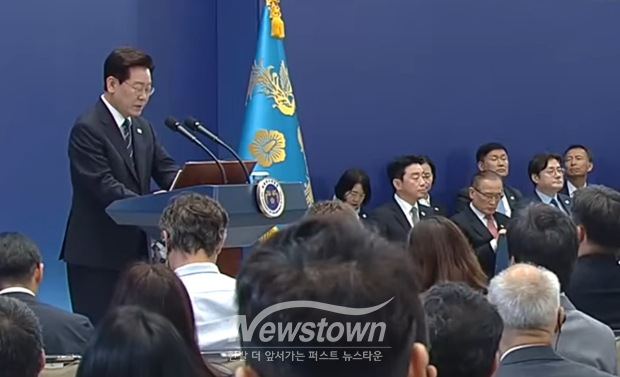 지난 18일 청와대 영빈관에서 열린 대국민 기자회견에서 인사말을 하는 이재명 대통령/이재명라이브 캡처