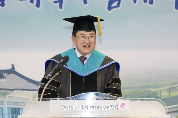 주낙영 경주시장이 지난 22일 경주농업인회관에서 열린 ‘제20회 경주농업대학 졸업식’에서 축사를 하고 있다