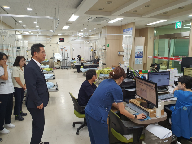 정영두 김해시장이 추석 당일인 지난 25일 갑을장유병원 응급실을 방문해 의료진 근무와 응급환자 진료 상황 등 비상진료체계를 점검하고 있다. /사진=김해시