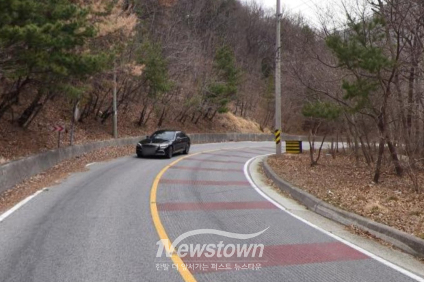 양산시가 통행 제한을 앞두고 도로 구조와 안전시설 등 위험요인 전반에 대한 안전진단을 실시하는 어곡로 새미기고개 구간. /사진=김국진 기자