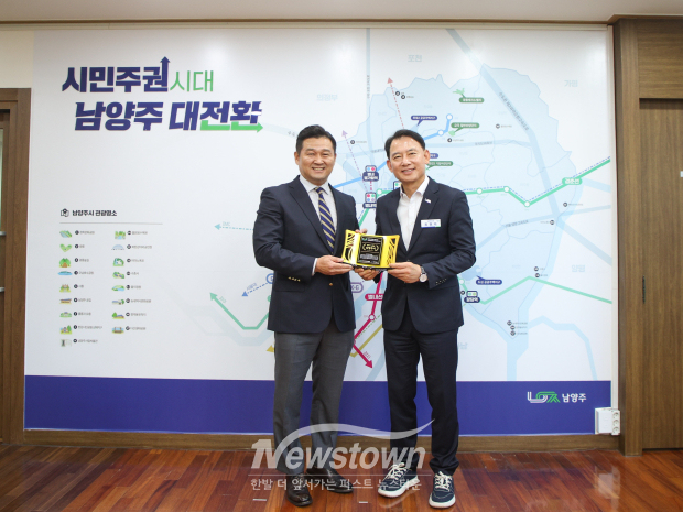 (좌측) 박찬수 경기도사회복지사협회장 (우측) 최현덕 남양주시장 / 남양주시