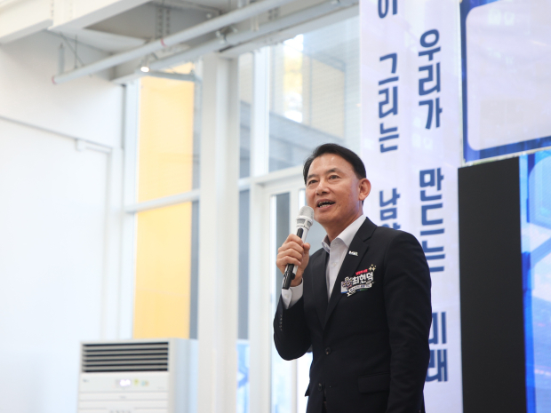 최현덕 남양주시장이 29일 정약용펀그라운드 ‘맘대로A+놀이터’ 개관식에서 인사말을 하고 있다.