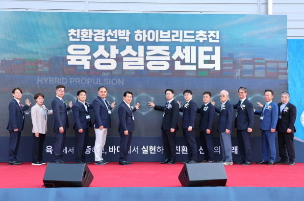 나동연 양산시장과 관계기관·산업계 인사들이 30일 동면 가산일반산업단지에서 열린 친환경선박 하이브리드추진 육상실증센터 개소식에서 기념촬영을 하고 있다. /사진=양산시