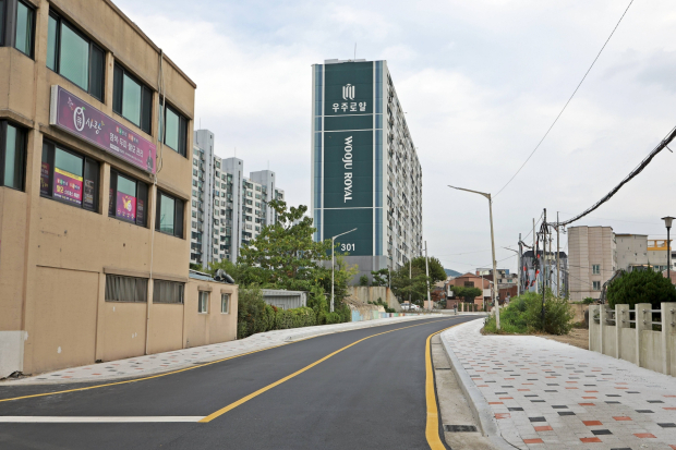 평면화 공사를 마치고 새롭게 조성된 왕복 2차선 동천지하차도 모습