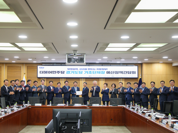 최현덕 남양주시장(좌측 첫번째)이 이광재 예결위원장(중앙 좌측), 서영석 경기도당위원장(중앙 우측)을 비롯한 당 지도부 및 경기도 기초단체장과 ‘더불어민주당 경기도당 기초단체장 간담회’에 참석했다.