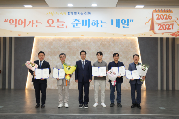 왼쪽부터 심팩케이디에이 김병찬 실장, 월드튜브 정종철 대표이사, 정영두 김해시장, 코스메디슨 박지석 이사, 레디로버스트머신 정태랑 대표, 터머솔 안홍 대표가 1일 일자리 우수기업 인증서를 받은 뒤 기념촬영을 하고 있다. /사진=김해시