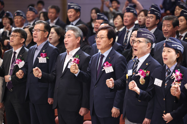 박완수 경상남도지사와 주요 내빈, 경남재향군인회 회원들이 2일 열린 ‘제74주년 재향군인의 날 행사 및 안보결의대회’에서 향군가를 부르며 안보 구호를 제창하고 있다. /사진=경남도